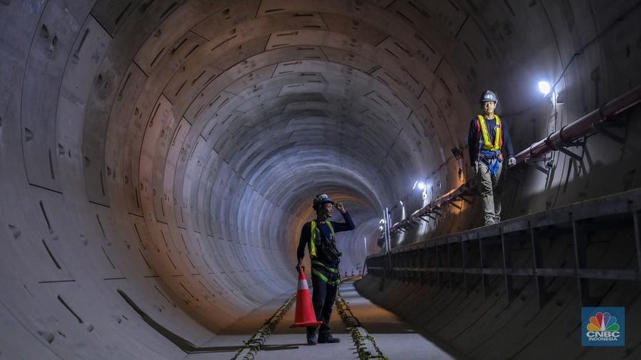 Pekerja mengontrol pembangunan proyek CP 201 Fase 2 MRT di kawasan Monas, Jakarta, Kamis (25/1/2024). Proyek pembangunan MRT Jakarta Fase 2 yang membentang sepanjang sekitar 11,8 kilometer dari kawasan Bundaran HI hingga Ancol Barat terus dikebut. (CNBC Indonesia/Faisal Rahman)
