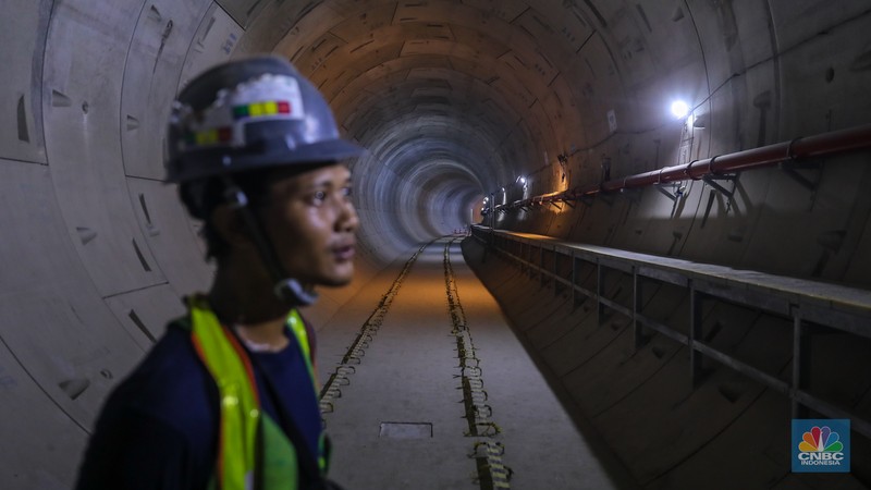 Pekerja mengontrol pembangunan proyek CP 201 Fase 2 MRT di kawasan Monas, Jakarta, Kamis (25/1/2024). Proyek pembangunan MRT Jakarta Fase 2 yang membentang sepanjang sekitar 11,8 kilometer dari kawasan Bundaran HI hingga Ancol Barat terus dikebut. (CNBC Indonesia/Faisal Rahman)