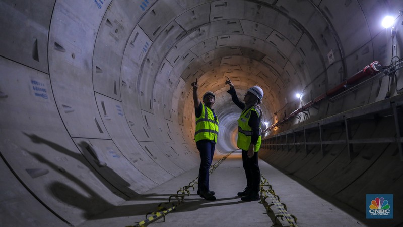 Pekerja mengontrol pembangunan proyek CP 201 Fase 2 MRT di kawasan Monas, Jakarta, Kamis (25/1/2024). Proyek pembangunan MRT Jakarta Fase 2 yang membentang sepanjang sekitar 11,8 kilometer dari kawasan Bundaran HI hingga Ancol Barat terus dikebut. (CNBC Indonesia/Faisal Rahman)