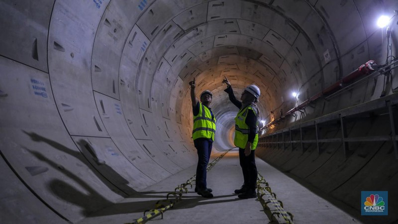 Pekerja mengontrol pembangunan proyek CP 201 Fase 2 MRT di kawasan Monas, Jakarta, Kamis (25/1/2024). Proyek pembangunan MRT Jakarta Fase 2 yang membentang sepanjang sekitar 11,8 kilometer dari kawasan Bundaran HI hingga Ancol Barat terus dikebut. (CNBC Indonesia/Faisal Rahman)