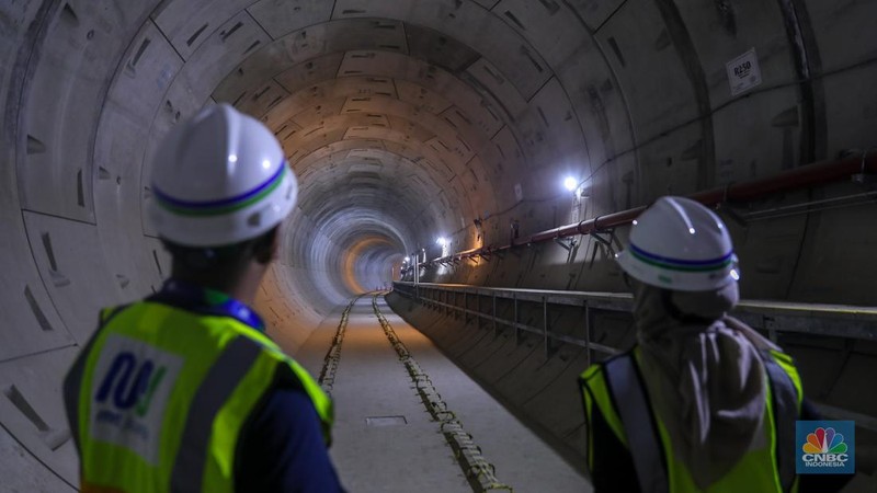 Pekerja mengontrol pembangunan proyek CP 201 Fase 2 MRT di kawasan Monas, Jakarta, Kamis (25/1/2024). Proyek pembangunan MRT Jakarta Fase 2 yang membentang sepanjang sekitar 11,8 kilometer dari kawasan Bundaran HI hingga Ancol Barat terus dikebut. (CNBC Indonesia/Faisal Rahman)