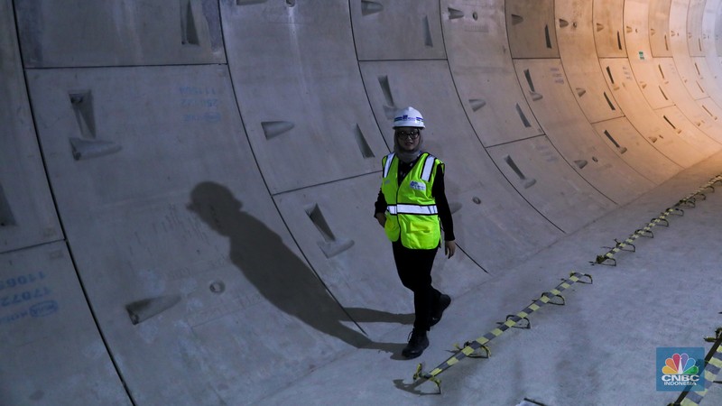 Pekerja mengontrol pembangunan proyek CP 201 Fase 2 MRT di kawasan Monas, Jakarta, Kamis (25/1/2024). Proyek pembangunan MRT Jakarta Fase 2 yang membentang sepanjang sekitar 11,8 kilometer dari kawasan Bundaran HI hingga Ancol Barat terus dikebut. (CNBC Indonesia/Faisal Rahman)