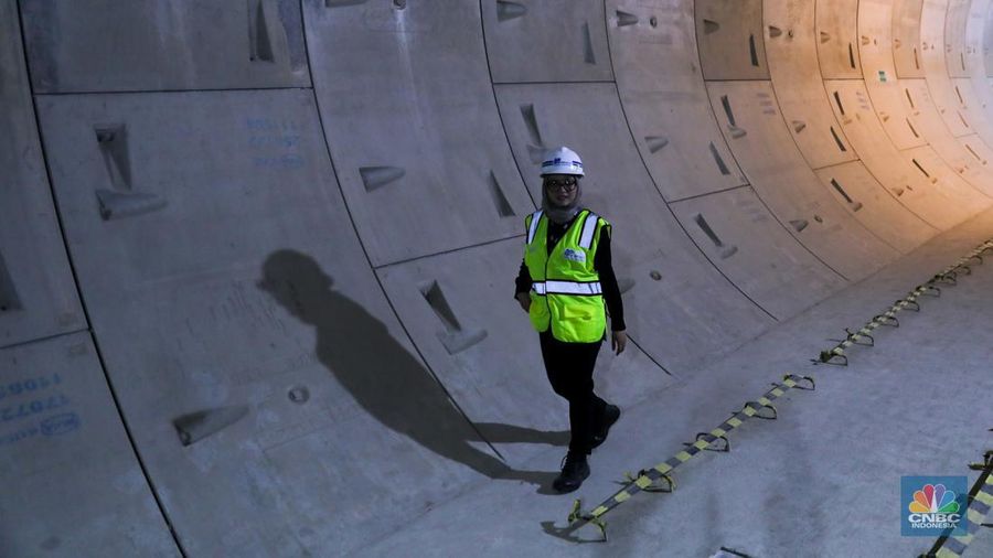 Pekerja mengontrol pembangunan proyek CP 201 Fase 2 MRT di kawasan Monas, Jakarta, Kamis (25/1/2024). Proyek pembangunan MRT Jakarta Fase 2 yang membentang sepanjang sekitar 11,8 kilometer dari kawasan Bundaran HI hingga Ancol Barat terus dikebut. (CNBC Indonesia/Faisal Rahman)