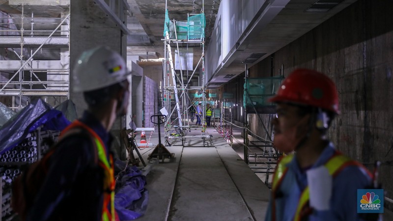 Pekerja mengontrol pembangunan proyek CP 201 Fase 2 MRT di kawasan Monas, Jakarta, Kamis (25/1/2024). Proyek pembangunan MRT Jakarta Fase 2 yang membentang sepanjang sekitar 11,8 kilometer dari kawasan Bundaran HI hingga Ancol Barat terus dikebut. Pekerja mengontrol pembangunan proyek CP 201 Fase 2 MRT di kawasan Monas, Jakarta, Kamis (25/1/2024). Proyek pembangunan MRT Jakarta Fase 2 yang membentang sepanjang sekitar 11,8 kilometer dari kawasan Bundaran HI hingga Ancol Barat terus dikebut. (CNBC Indonesia/Faisal Rahman)