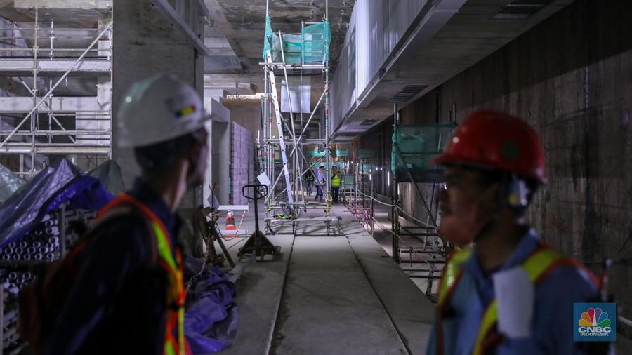 Pekerja mengontrol pembangunan proyek CP 201 Fase 2 MRT di kawasan Monas, Jakarta, Kamis (25/1/2024). Proyek pembangunan MRT Jakarta Fase 2 yang membentang sepanjang sekitar 11,8 kilometer dari kawasan Bundaran HI hingga Ancol Barat terus dikebut. (CNBC Indonesia/Faisal Rahman)
