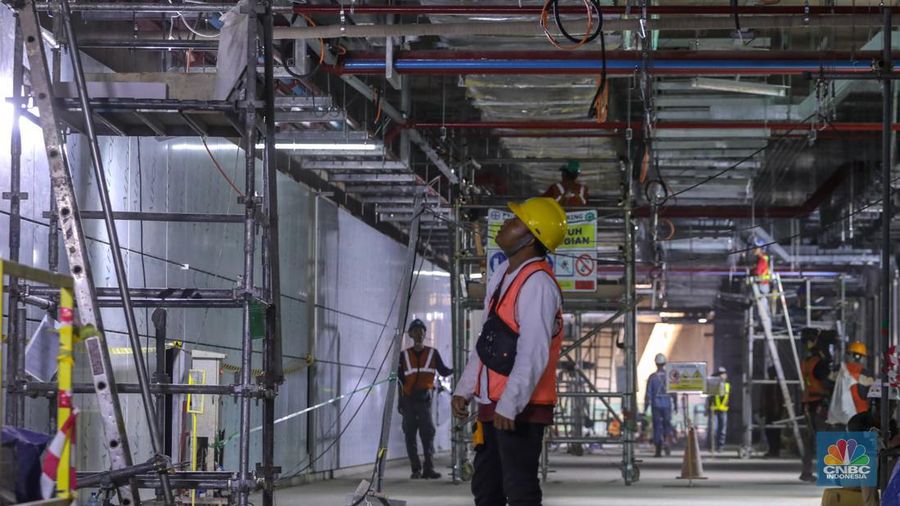 Pekerja mengontrol pembangunan proyek CP 201 Fase 2 MRT di kawasan Monas, Jakarta, Kamis (25/1/2024). Proyek pembangunan MRT Jakarta Fase 2 yang membentang sepanjang sekitar 11,8 kilometer dari kawasan Bundaran HI hingga Ancol Barat terus dikebut. (CNBC Indonesia/Faisal Rahman)