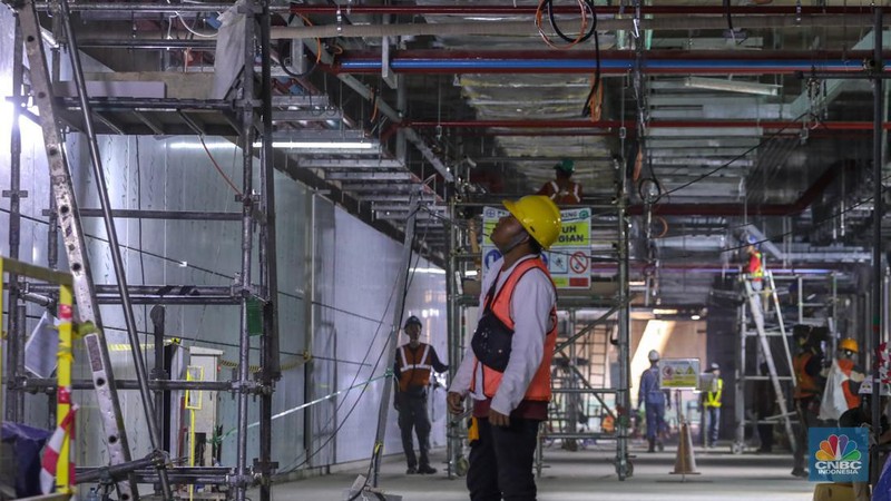 Pekerja mengontrol pembangunan proyek CP 201 Fase 2 MRT di kawasan Monas, Jakarta, Kamis (25/1/2024). Proyek pembangunan MRT Jakarta Fase 2 yang membentang sepanjang sekitar 11,8 kilometer dari kawasan Bundaran HI hingga Ancol Barat terus dikebut. (CNBC Indonesia/Faisal Rahman)