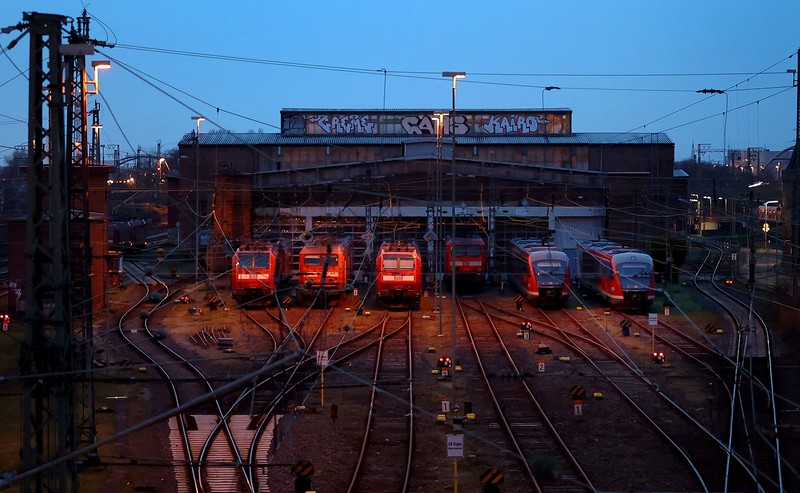 Seorang penumpang menunggu di peron di Berlin Hauptbahnhof ketika serikat pengemudi kereta GDL Jerman memulai pemogokan menuntut kenaikan upah dan pengurangan minggu kerja, di Berlin, Jerman, 23 Januari 2024. (REUTERS/Liesa Johannssen  )