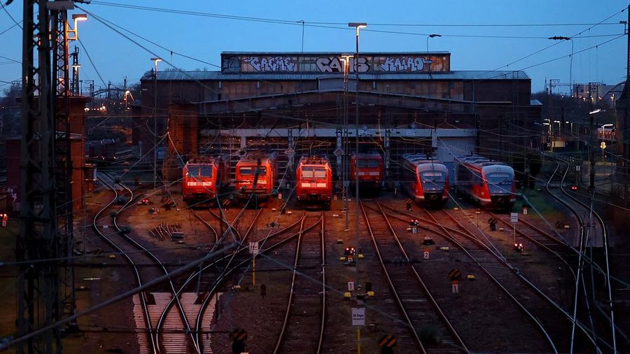 Seorang penumpang menunggu di peron di Berlin Hauptbahnhof ketika serikat pengemudi kereta GDL Jerman memulai pemogokan menuntut kenaikan upah dan pengurangan minggu kerja, di Berlin, Jerman, 23 Januari 2024. (REUTERS/Liesa Johannssen  )