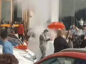 Dapat Kejutan saat Keluar Hotel, Pengantin Dilempari Tepung Hingga Memar
