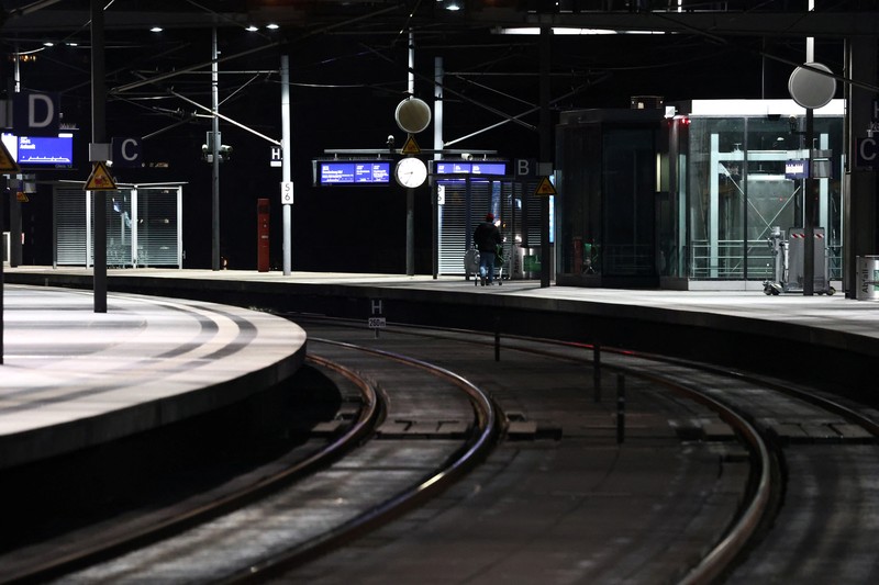 Seorang penumpang menunggu di peron di Berlin Hauptbahnhof ketika serikat pengemudi kereta GDL Jerman memulai pemogokan menuntut kenaikan upah dan pengurangan minggu kerja, di Berlin, Jerman, 23 Januari 2024. (REUTERS/Liesa Johannssen  )