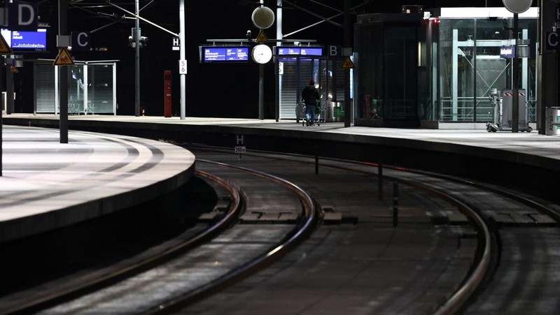 Seorang penumpang menunggu di peron di Berlin Hauptbahnhof ketika serikat pengemudi kereta GDL Jerman memulai pemogokan menuntut kenaikan upah dan pengurangan minggu kerja, di Berlin, Jerman, 23 Januari 2024. (REUTERS/Liesa Johannssen  )