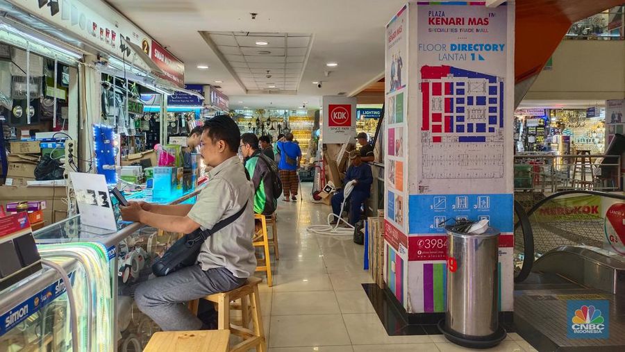 Plaza Kenari Mas di Jakarta Pusat mulai ramai pembeli, kios pun kembali penuh. (CNBC Indonesia/Martyasari Rizky)