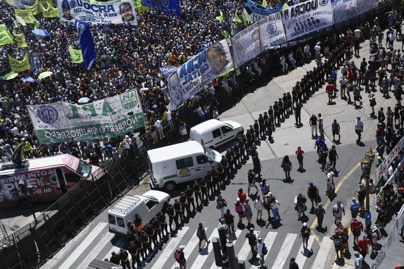 Polisi berjaga di luar Kongres tempat para pengunjuk rasa berkumpul selama pemogokan nasional menentang reformasi ekonomi dan tenaga kerja yang diusulkan oleh Presiden Argentina Javier Milei di Buenos Aires, Argentina, Rabu, 24 Januari 2024. (AP Photo/Rodrigo Abd)