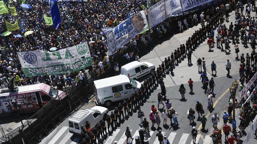 Polisi berjaga di luar Kongres tempat para pengunjuk rasa berkumpul selama pemogokan nasional menentang reformasi ekonomi dan tenaga kerja yang diusulkan oleh Presiden Argentina Javier Milei di Buenos Aires, Argentina, Rabu, 24 Januari 2024. (AP Photo/Rodrigo Abd)