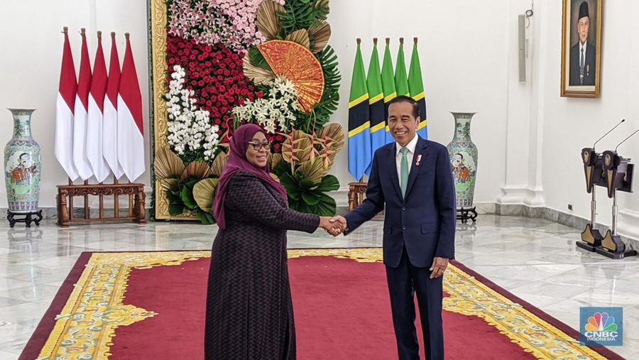 Presiden Joko Widodo (Jokowi) menyambut kunjungan kenegaraan Presiden Tanzania Samia Suluhu Hassan. Upacara penyambutan dilakukan di Istana Bogor, Kamis (25/1/2024). (CNBC Indonesia/Emir Yanwardhana)