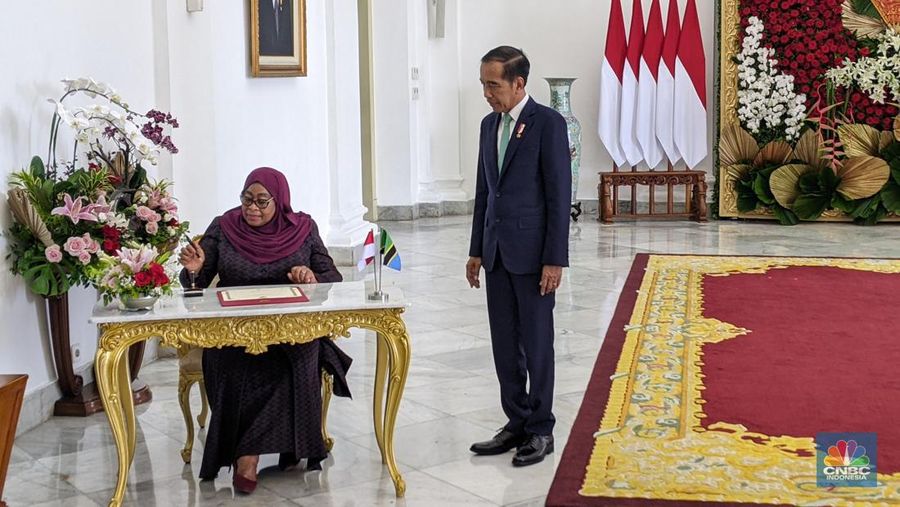 Presiden Joko Widodo (Jokowi) menyambut kunjungan kenegaraan Presiden Tanzania Samia Suluhu Hassan. Upacara penyambutan dilakukan di Istana Bogor, Kamis (25/1/2024). (CNBC Indonesia/Emir Yanwardhana)