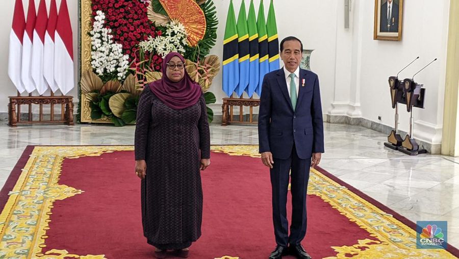 Presiden Joko Widodo (Jokowi) menyambut kunjungan kenegaraan Presiden Tanzania Samia Suluhu Hassan. Upacara penyambutan dilakukan di Istana Bogor, Kamis (25/1/2024). (CNBC Indonesia/Emir Yanwardhana)