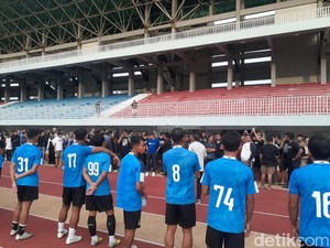 Ratusan Brajamusti Semangati PSIM Saat Latihan Jelang Lawan Semen Padang