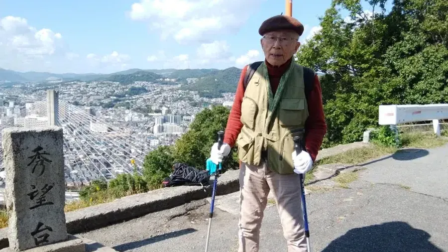 Reizo, berusia 95 tahun setiap hari dengan berjalan-jalan di sekitar Osaka. (Dok. վ Internasional)