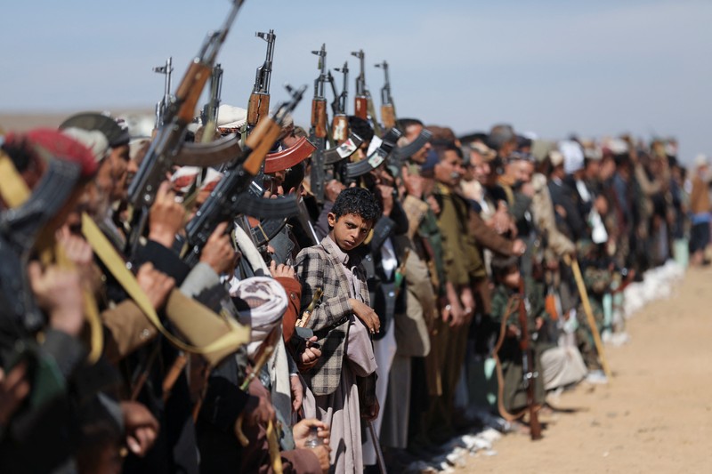Anggota suku yang setia kepada Houthi berdiri selama parade militer untuk anggota suku baru di tengah meningkatnya ketegangan dengan koalisi pimpinan AS di Laut Merah, di Bani Hushaish, Yaman, 22 Januari 2024. Anggota suku yang setia kepada Houthi berdiri selama parade militer untuk anggota suku baru di tengah meningkatnya ketegangan dengan koalisi pimpinan AS di Laut Merah, di Bani Hushaish, Yaman, 22 Januari 2024. (REUTERS/Khaled Abdullah)