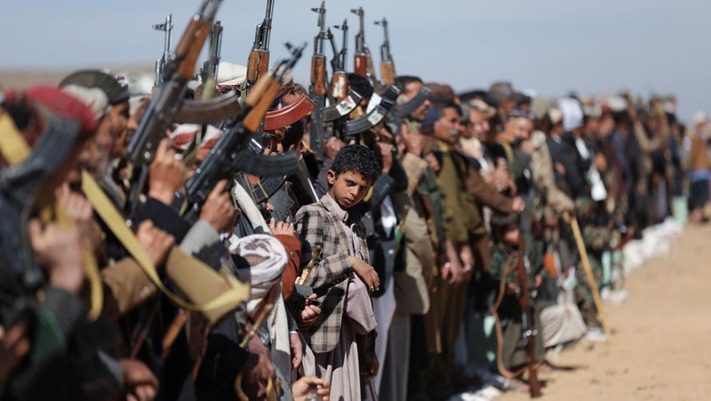 Anggota suku yang setia kepada Houthi berdiri selama parade militer untuk anggota suku baru di tengah meningkatnya ketegangan dengan koalisi pimpinan AS di Laut Merah, di Bani Hushaish, Yaman, 22 Januari 2024. (REUTERS/Khaled Abdullah)