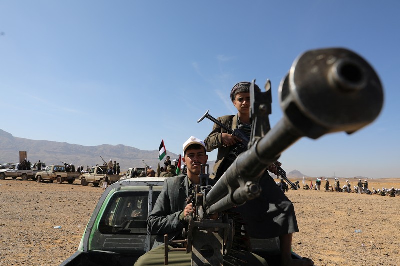 Anggota suku yang setia kepada Houthi berdiri selama parade militer untuk anggota suku baru di tengah meningkatnya ketegangan dengan koalisi pimpinan AS di Laut Merah, di Bani Hushaish, Yaman, 22 Januari 2024. Anggota suku yang setia kepada Houthi berdiri selama parade militer untuk anggota suku baru di tengah meningkatnya ketegangan dengan koalisi pimpinan AS di Laut Merah, di Bani Hushaish, Yaman, 22 Januari 2024. (REUTERS/Khaled Abdullah)