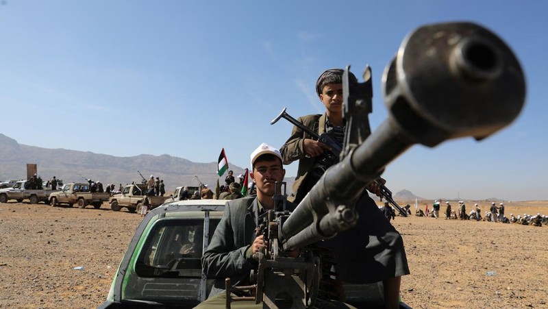 Anggota suku yang setia kepada Houthi berdiri selama parade militer untuk anggota suku baru di tengah meningkatnya ketegangan dengan koalisi pimpinan AS di Laut Merah, di Bani Hushaish, Yaman, 22 Januari 2024. (REUTERS/Khaled Abdullah)