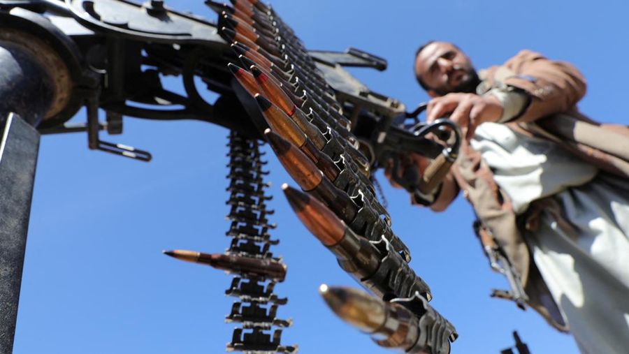 Anggota suku yang setia kepada Houthi berdiri selama parade militer untuk anggota suku baru di tengah meningkatnya ketegangan dengan koalisi pimpinan AS di Laut Merah, di Bani Hushaish, Yaman, 22 Januari 2024. (REUTERS/Khaled Abdullah)