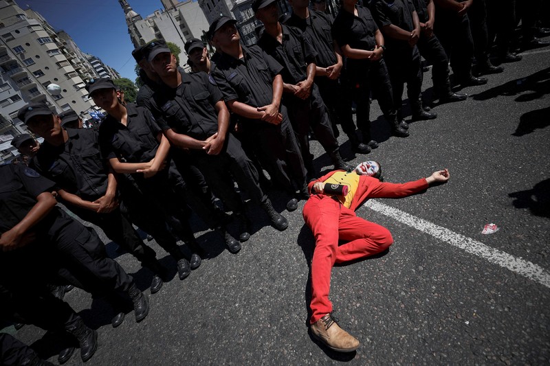 Polisi berjaga di luar Kongres tempat para pengunjuk rasa berkumpul selama pemogokan nasional menentang reformasi ekonomi dan tenaga kerja yang diusulkan oleh Presiden Argentina Javier Milei di Buenos Aires, Argentina, Rabu, 24 Januari 2024. Polisi berjaga di luar Kongres tempat para pengunjuk rasa berkumpul selama pemogokan nasional menentang reformasi ekonomi dan tenaga kerja yang diusulkan oleh Presiden Argentina Javier Milei di Buenos Aires, Argentina, Rabu, 24 Januari 2024. (AP Photo/Rodrigo Abd)