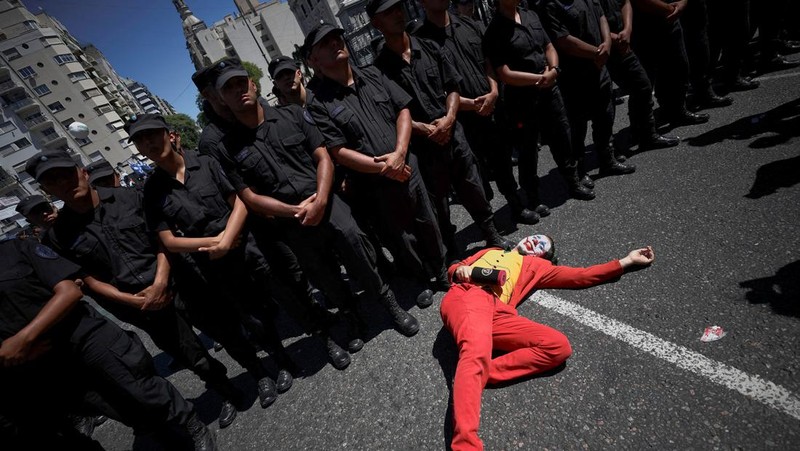 Polisi berjaga di luar Kongres tempat para pengunjuk rasa berkumpul selama pemogokan nasional menentang reformasi ekonomi dan tenaga kerja yang diusulkan oleh Presiden Argentina Javier Milei di Buenos Aires, Argentina, Rabu, 24 Januari 2024. (AP Photo/Rodrigo Abd)