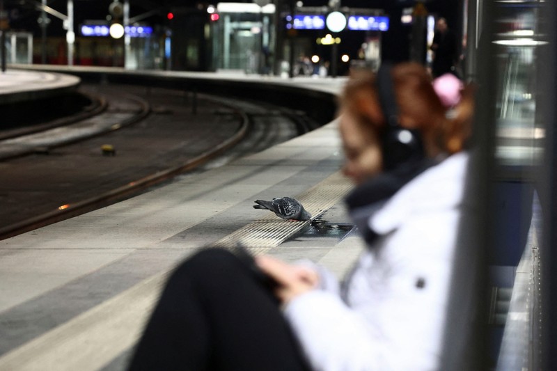 Seorang penumpang menunggu di peron di Berlin Hauptbahnhof ketika serikat pengemudi kereta GDL Jerman memulai pemogokan menuntut kenaikan upah dan pengurangan minggu kerja, di Berlin, Jerman, 23 Januari 2024. Seorang penumpang menunggu di peron di Berlin Hauptbahnhof ketika serikat pengemudi kereta GDL Jerman memulai pemogokan menuntut kenaikan upah dan pengurangan minggu kerja, di Berlin, Jerman, 23 Januari 2024. (REUTERS/Liesa Johannssen
)