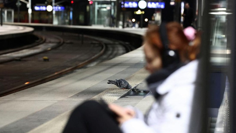 Seorang penumpang menunggu di peron di Berlin Hauptbahnhof ketika serikat pengemudi kereta GDL Jerman memulai pemogokan menuntut kenaikan upah dan pengurangan minggu kerja, di Berlin, Jerman, 23 Januari 2024. (REUTERS/Liesa Johannssen  )