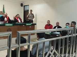 Terdakwa Pembunuhan Nangis Minta Maaf ke Ortu Bripda ID di Sidang