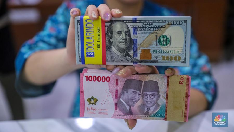 Uang dolar AS dan Rupiah. (վ/Faisal Rahman)