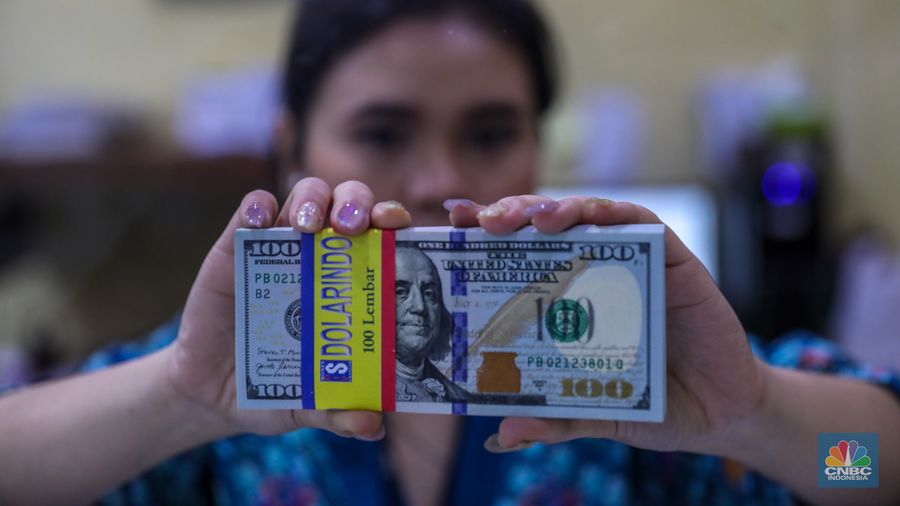 Uang dolar AS dan Rupiah. (CNBC Indonesia/Faisal Rahman)