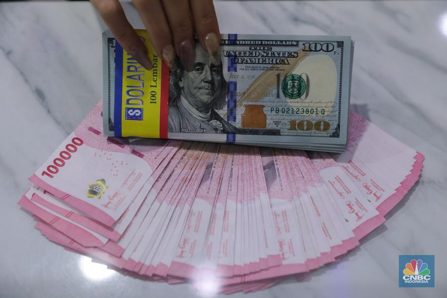 Uang dolar AS dan Rupiah. (CNBC Indonesia/Faisal Rahman)
