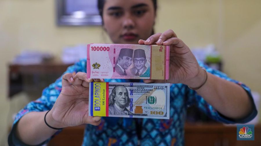 Uang dolar AS dan Rupiah. (CNBC Indonesia/Faisal Rahman)