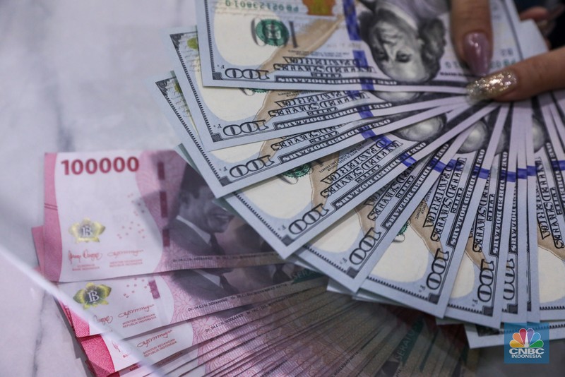 Uang dolar AS dan Rupiah. (CNBC Indonesia/Faisal Rahman) Uang dolar AS dan Rupiah. (CNBC Indonesia/Faisal Rahman)