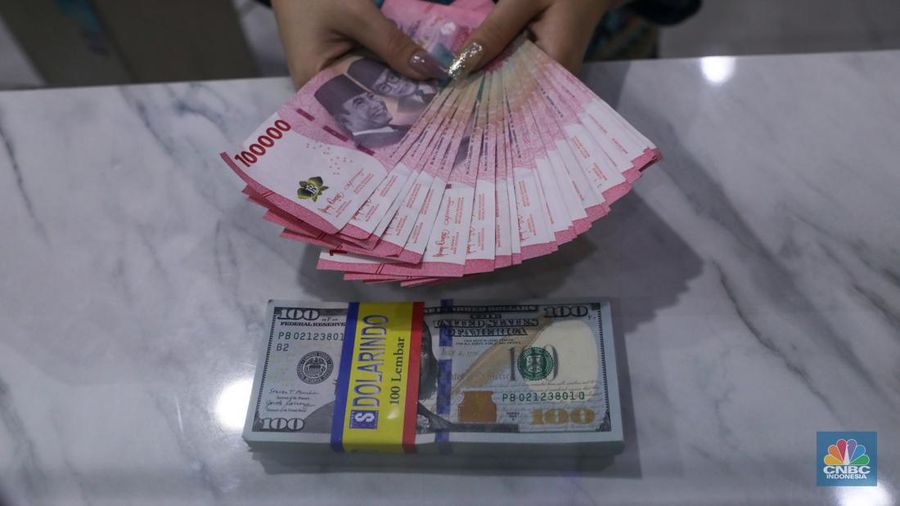 Uang dolar AS dan Rupiah. (CNBC Indonesia/Faisal Rahman)