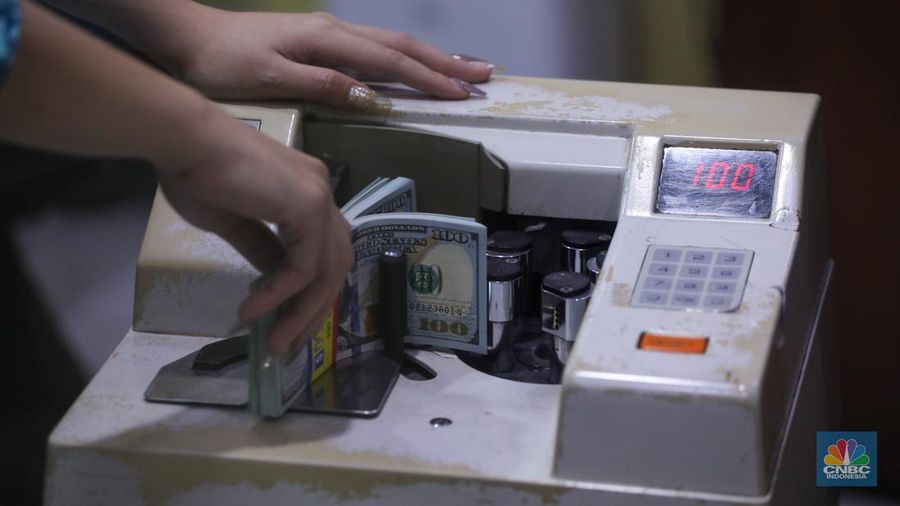 Uang dolar AS dan Rupiah. (CNBC Indonesia/Faisal Rahman)