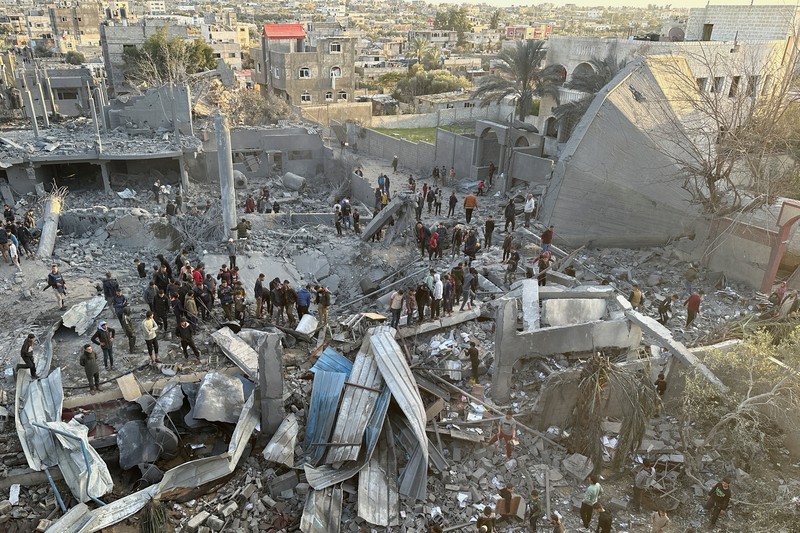Warga Palestina memeriksa lokasi serangan Israel di sebuah masjid, di tengah konflik yang sedang berlangsung antara Israel dan kelompok Islam Palestina Hamas, di Rafah di selatan Jalur Gaza, 24 Januari 2024. (REUTERS/Fadi Shana)
