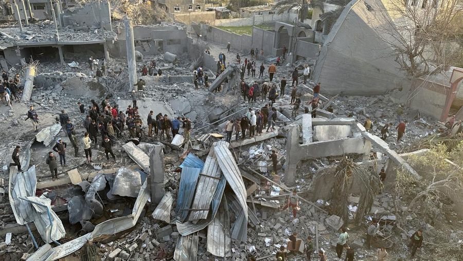 Warga Palestina memeriksa lokasi serangan Israel di sebuah masjid, di tengah konflik yang sedang berlangsung antara Israel dan kelompok Islam Palestina Hamas, di Rafah di selatan Jalur Gaza, 24 Januari 2024. (REUTERS/Fadi Shana)