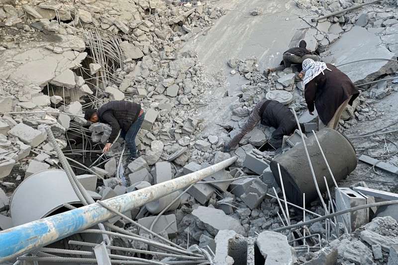Warga Palestina memeriksa lokasi serangan Israel di sebuah masjid, di tengah konflik yang sedang berlangsung antara Israel dan kelompok Islam Palestina Hamas, di Rafah di selatan Jalur Gaza, 24 Januari 2024. Warga Palestina memeriksa lokasi serangan Israel di sebuah masjid, di tengah konflik yang sedang berlangsung antara Israel dan kelompok Islam Palestina Hamas, di Rafah di selatan Jalur Gaza, 24 Januari 2024. (REUTERS/Fadi Shana)