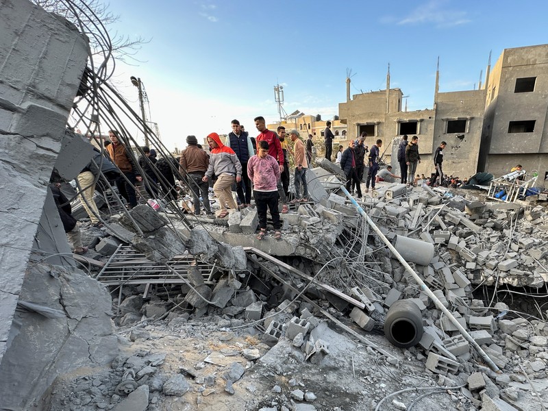 Warga Palestina memeriksa lokasi serangan Israel di sebuah masjid, di tengah konflik yang sedang berlangsung antara Israel dan kelompok Islam Palestina Hamas, di Rafah di selatan Jalur Gaza, 24 Januari 2024. (REUTERS/Fadi Shana)