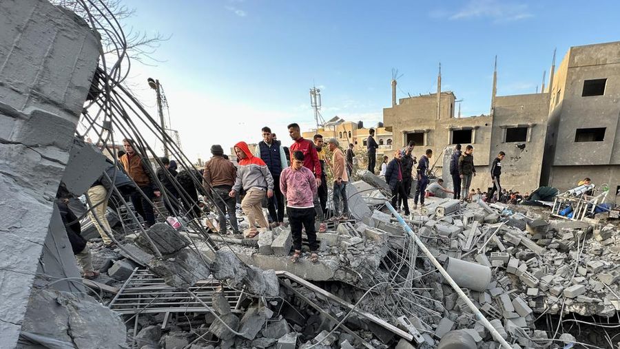 Warga Palestina memeriksa lokasi serangan Israel di sebuah masjid, di tengah konflik yang sedang berlangsung antara Israel dan kelompok Islam Palestina Hamas, di Rafah di selatan Jalur Gaza, 24 Januari 2024. (REUTERS/Fadi Shana)