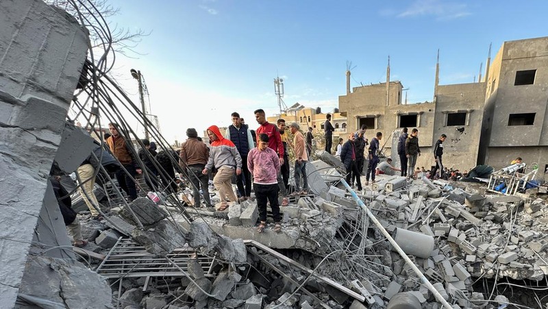 Warga Palestina memeriksa lokasi serangan Israel di sebuah masjid, di tengah konflik yang sedang berlangsung antara Israel dan kelompok Islam Palestina Hamas, di Rafah di selatan Jalur Gaza, 24 Januari 2024. (REUTERS/Fadi Shana)