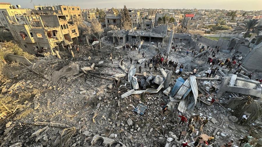 Warga Palestina memeriksa lokasi serangan Israel di sebuah masjid, di tengah konflik yang sedang berlangsung antara Israel dan kelompok Islam Palestina Hamas, di Rafah di selatan Jalur Gaza, 24 Januari 2024. (REUTERS/Fadi Shana)