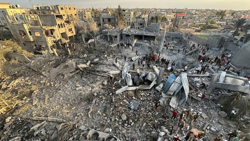 Warga Palestina memeriksa lokasi serangan Israel di sebuah masjid, di tengah konflik yang sedang berlangsung antara Israel dan kelompok Islam Palestina Hamas, di Rafah di selatan Jalur Gaza, 24 Januari 2024. (REUTERS/Fadi Shana)