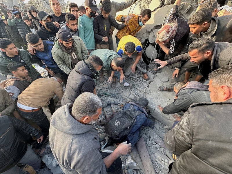 Warga Palestina memeriksa lokasi serangan Israel di sebuah masjid, di tengah konflik yang sedang berlangsung antara Israel dan kelompok Islam Palestina Hamas, di Rafah di selatan Jalur Gaza, 24 Januari 2024. Warga Palestina memeriksa lokasi serangan Israel di sebuah masjid, di tengah konflik yang sedang berlangsung antara Israel dan kelompok Islam Palestina Hamas, di Rafah di selatan Jalur Gaza, 24 Januari 2024. (REUTERS/Fadi Shana)
